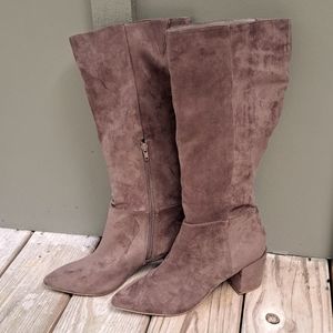 NWT. NEVER WORN CHARLES DAVID HARBOR BOOT IN TAUPE MICROSUEDE. SZ 9
